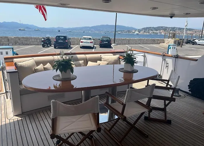 Riva 130 船上ホテル *