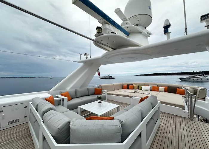 Riva 130 船上ホテル カンヌ