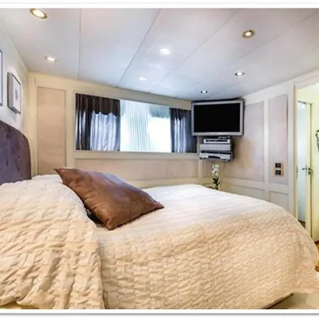 Riva 130 Botel